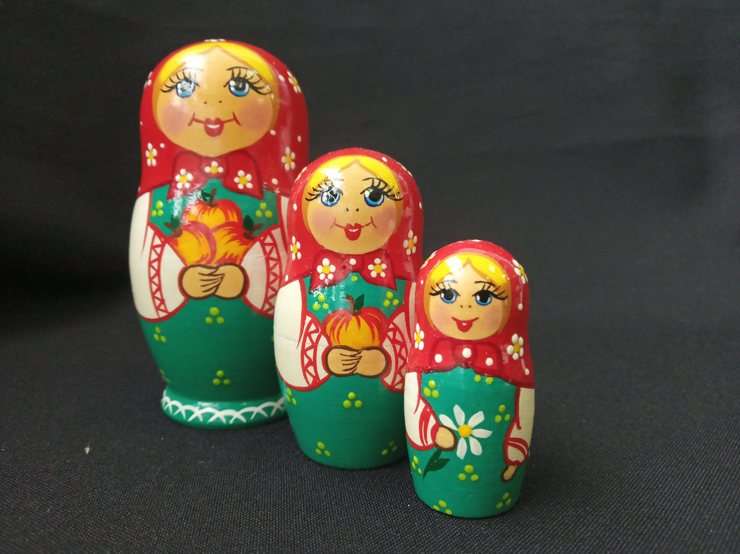 Matryoshka Nesting Dolls with Apples 3 Places
