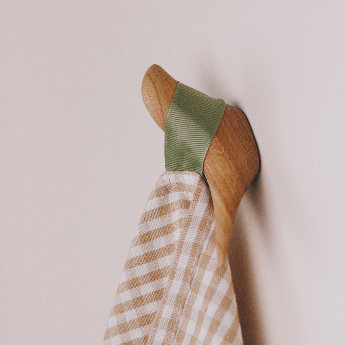 Oak wood wall hooks in the shape of birds