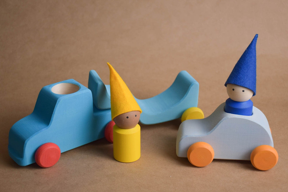 Linden wood car transporter toy with peg doll figures