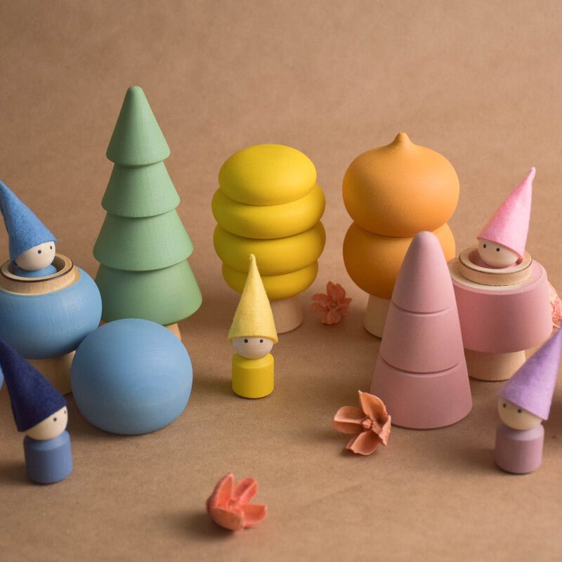 Opening wooden tree toy and peg dolls set