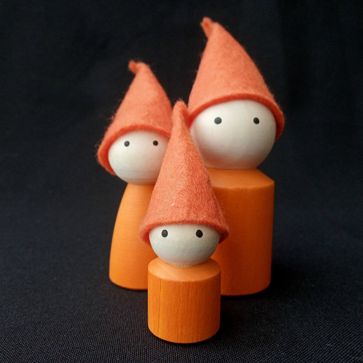 Wooden parent and child peg doll set with felt hats