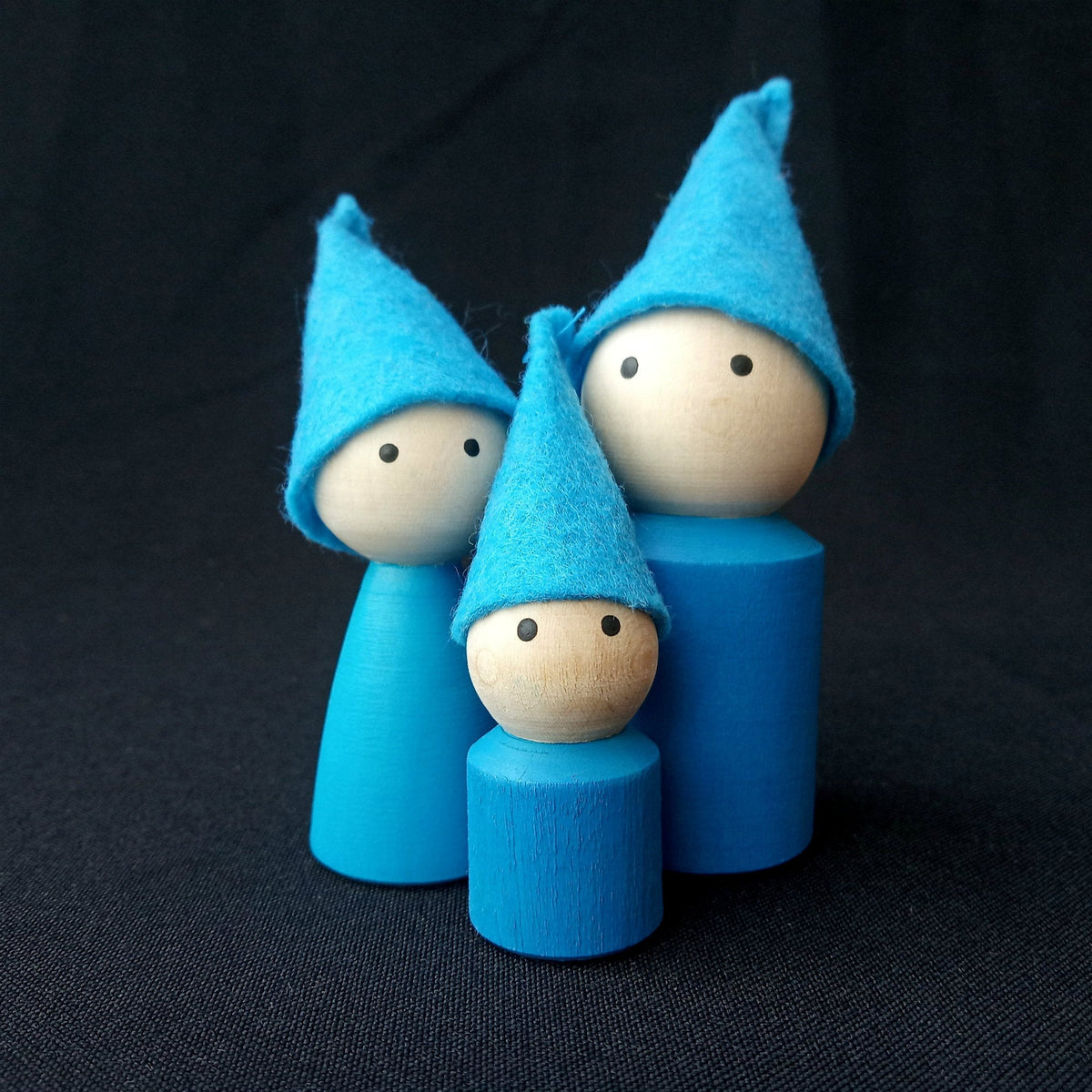 Wooden parent and child peg doll set with felt hats